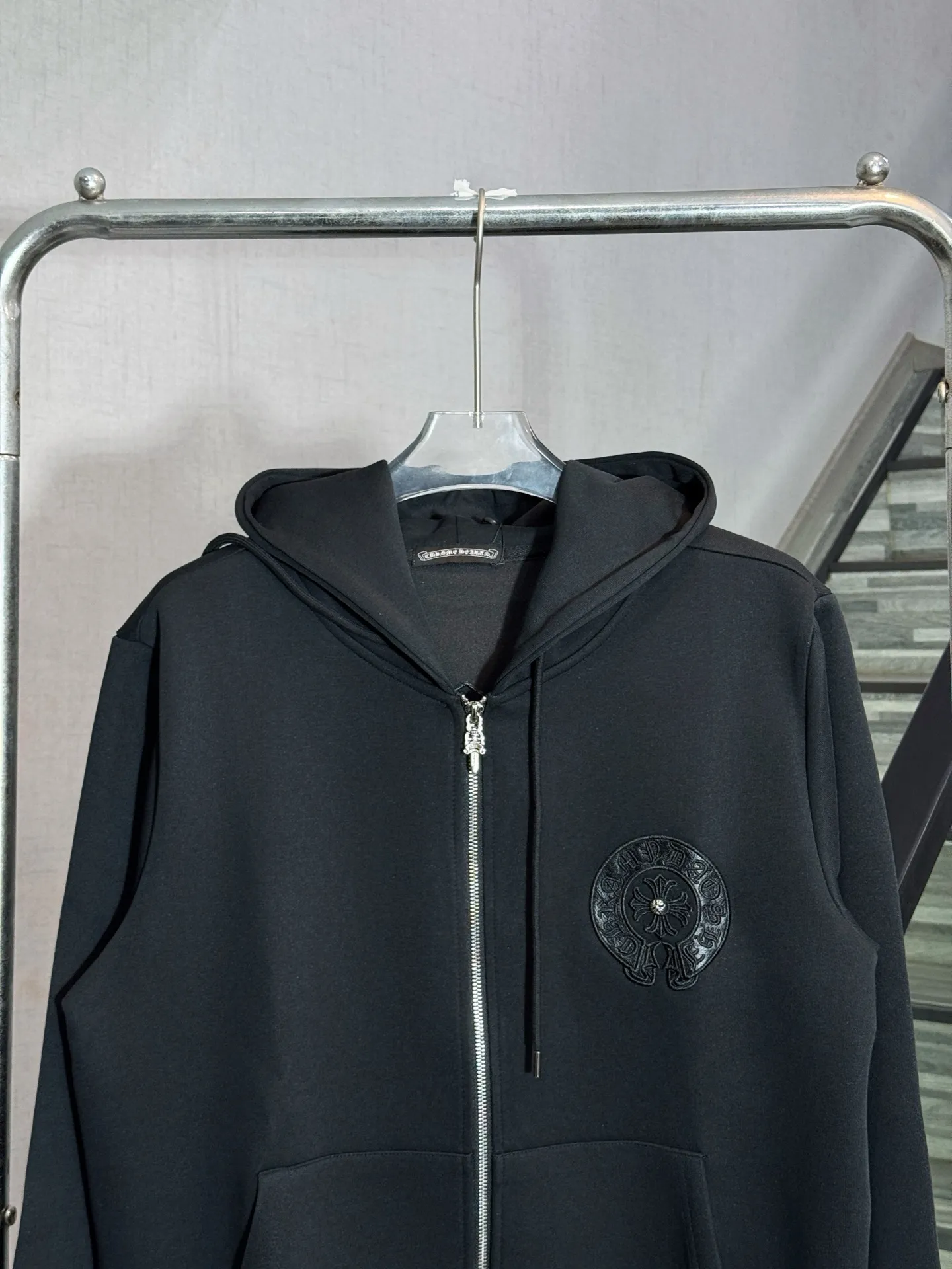 P330 model number: HE387 Chromehearts-Chrome heart embroidered leather label hooded jacket The fabric is made of 450g high-weight pure cotton composite fabric. The upper body of the fabric is smooth and three-dimensional, with a soft hand feel. The overall clothing is made of heavy embroidery + laser cutting patches + customized original Croxinliutin. The workmanship of the clothes is very heavy, and the details are well controlled. The original hardware sliders and zippers are customized, and the hat is also heavily embroidered. The overall effect is excellent. The original original label, three complete labels, large factory workmanship, Kuaishou Internet celebrity Xiaohongshu popular.  Color: Black Size: S M L XL